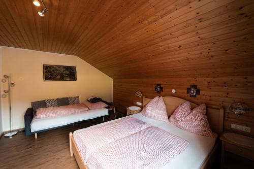 1 dormitorio con 2 camas en una habitación de madera en Ferienwohnung Zedlacher, en Kartitsch