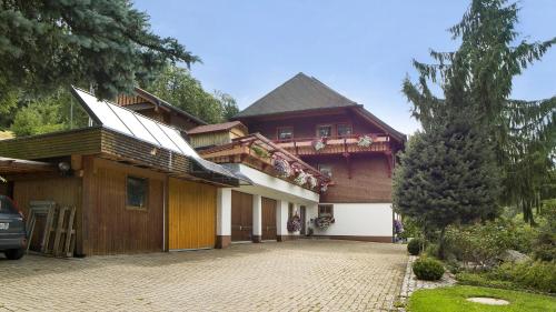 ein Haus mit einem davor geparkt in der Unterkunft Gästehaus Maria Brinkhus in Schonach