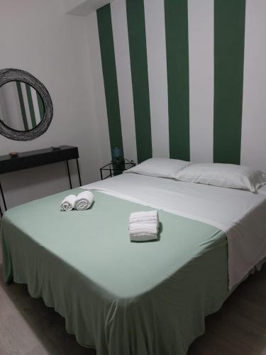 uma cama grande com duas toalhas em cima em Una Rosa Blu em Valderice