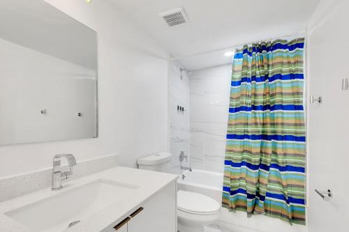 Kylpyhuone majoituspaikassa BRAND NEW TROPICANA Apartment #2
