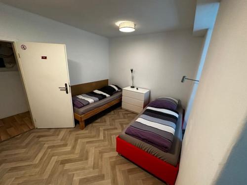 Kleines Zimmer mit 2 Betten und einer Tür in der Unterkunft zentrumsnahes Monteurszimmer in Erfurt
