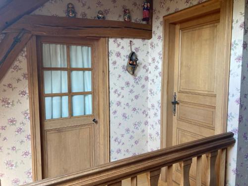 eine Treppe mit einer Holztür und einem Fenster in der Unterkunft Chambre d'Hôte du Pic Drille in Charmont-sous-Barbuise