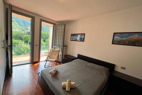 Introbio[Introbio-Lecco] La casa di Lucy vista montagna的卧室里有一张床，床上有一只泰迪熊