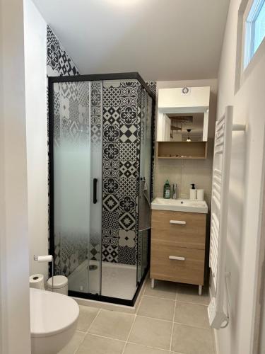 une salle de bain avec une douche, des toilettes et un lavabo dans l'établissement Maison de ville avec jardin, à Valence