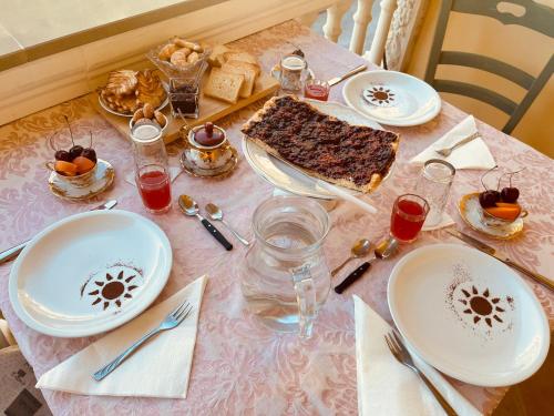 una mesa con un mantel con un pastel. en Le Terrazze Sul Pollino B&B, en Civita