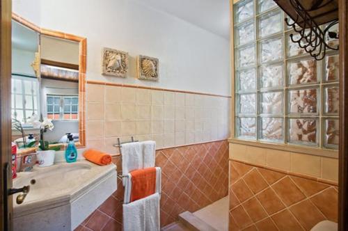 a bathroom with a sink and a mirror at NEW! Poiso do Guincho by GalanteVasques in Carvoeiro