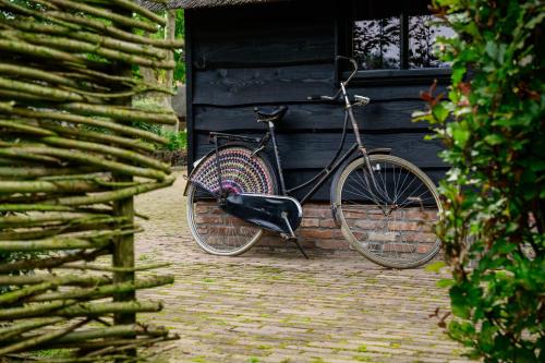 a bike parked in front of a house at Vakantiehuis An Diek in Staphorst