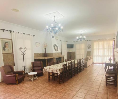 - un salon avec une table à manger et des chaises dans l'établissement VFT Las Piedrecitas, à Hornachuelos