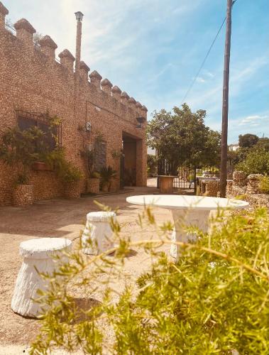 a brick building with some plants in front of it at VFT Las Piedrecitas in Hornachuelos