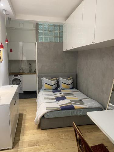 Cet appartement comprend une chambre avec un lit et une cuisine. dans l'établissement joli studio 2/4 personnes, à Paris