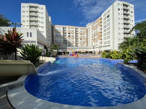 duży niebieski basen z budynkami w tle w obiekcie Park Veredas w mieście Rio Quente