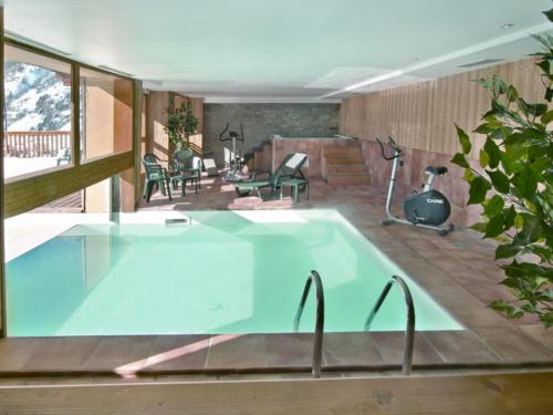 - une piscine dans une maison avec terrasse dans l'établissement Appartement 3 pièces 6 personnes, 3* - Valloire, près des pistes, balcon, piscine et parking inclus - FR-1-263-271, à Valloire