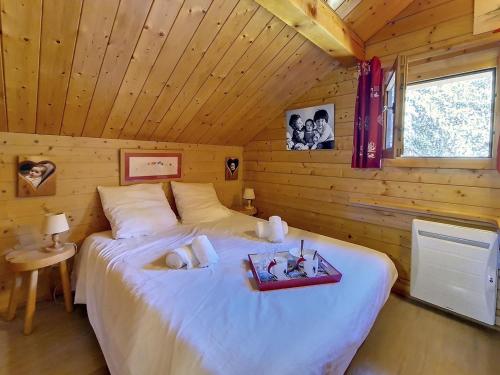 - une chambre avec un lit dans une cabane en rondins dans l'établissement Chalet Méribel, 6 pièces, 11 personnes - FR-1-688-15, à Méribel