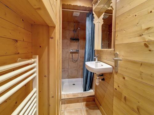 La petite salle de bains est pourvue d'un lavabo et d'une douche. dans l'établissement Chalet Méribel, 6 pièces, 11 personnes - FR-1-688-15, à Méribel