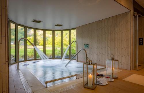 una gran piscina con un tobogán de agua en una habitación en Rothay Garden Hotel & Riverside Spa, en Grasmere