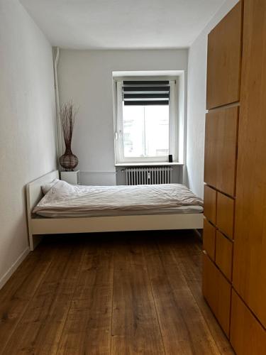 1 dormitorio con cama y ventana en Zentral Hochparterre garten, en Wuppertal