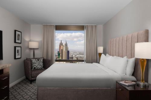 una camera d'albergo con un grande letto e una finestra di Marriott's Grand Chateau a Las Vegas