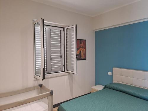 una camera con letto e finestra di Sweet Elite House a Scafati