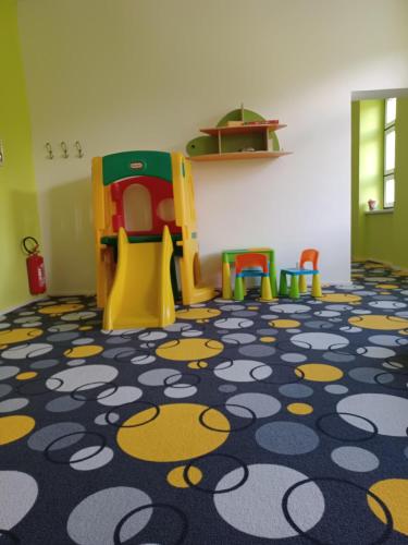 a room with a play room with a floor with colorful chairs at Hotel Granit Nová Polianka*** - klimatické kúpele in Vysoké Tatry