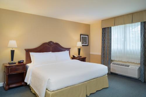 Una cama o camas en una habitación de Pine Barn Inn