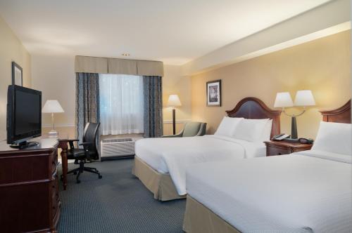 丹維爾的住宿－松樹穀倉酒店，酒店客房设有两张床和电视。