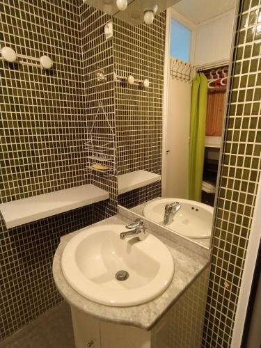 a bathroom with a sink and a mirror at Studio 4 personnes au pied des piste plateau de Bonascre - Ax 3 domaines Eté Hiver in Ax-les-Thermes
