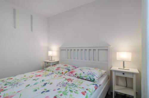 ein Schlafzimmer mit einem Bett mit zwei Lampen an Tischen in der Unterkunft Fewo Köse in Uhldingen-Mühlhofen