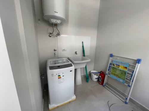 a small kitchen with a sink and a stove at Dpto zona Luque, cerca del aeropuerto y centros comerciales in Luque