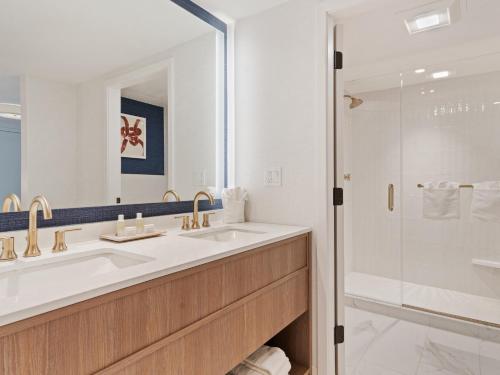 Un baño de Greyfinch Chatham Inn