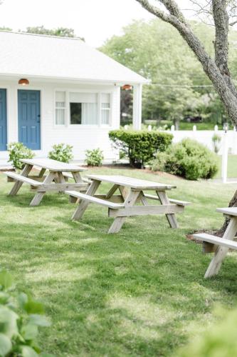 Jardín al aire libre en Greyfinch Chatham Inn
