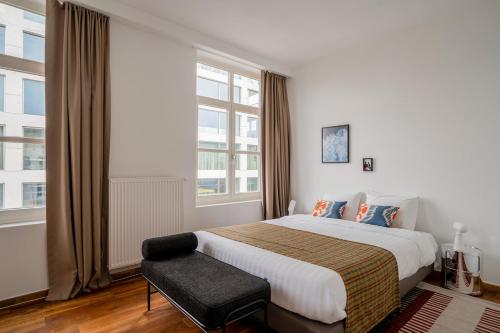 um quarto com uma cama grande e uma janela em Smartflats - Central Antwerp em Antuérpia