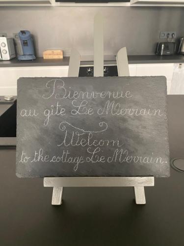 un cartel en la parte trasera de una silla en una cocina en Le Merrain gîte plein coeur de Chablis, en Chablis
