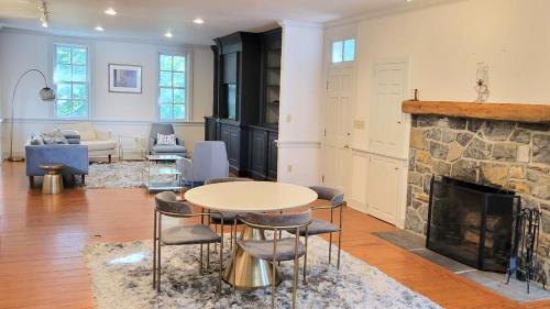 Ruang duduk di Pinetown Bridge Bnb LLC