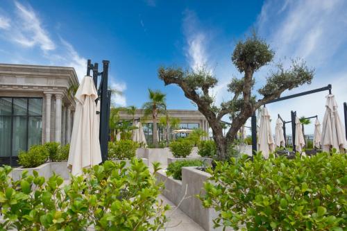 Taman di luar Mövenpick Hotel du Lac Tunis