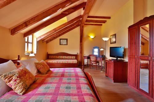 Säng eller sängar i ett rum på Romantic Hotel Mlýn Karlstejn