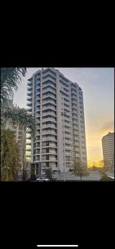 Departamento de categoria con piscina, cochera opcional y seguridad 24hs