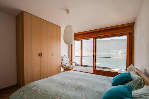 เตียงในห้องที่ Gambarogno, Lago, posteggio, spiaggia privata