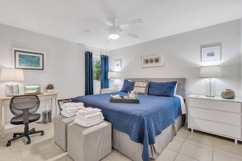 una camera con letto blu, scrivania e sedia di 2bed 1bath Suite minutes to Downtown, Beaches, Restaurants, Theaters and MORE a Sarasota