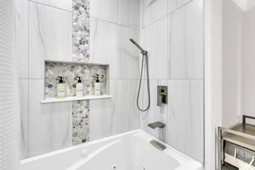 Ένα μπάνιο στο 2bed 1bath Suite minutes to Downtown, Beaches, Restaurants, Theaters and MORE