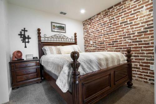 1 dormitorio con cama y pared de ladrillo en Massey Rock Farm en Longview