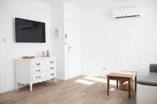a living room with a white dresser and a tv at Superbe appartement - L'escapade in Onzain