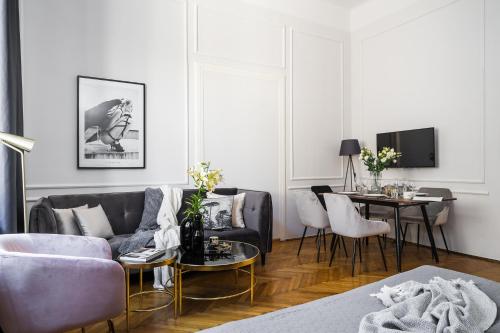 Area tempat duduk di Cracovian Apartment by Loft Affair