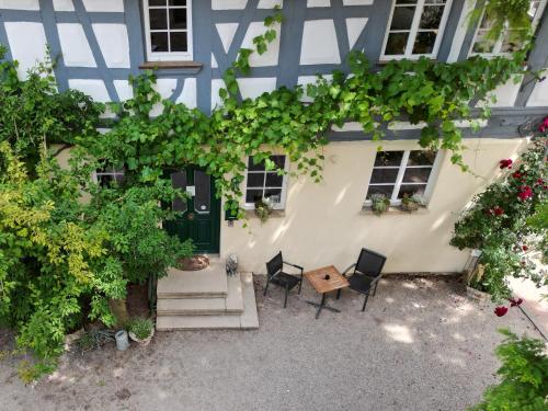 uma vista superior de uma casa com uma mesa e cadeiras em Stevenson House Bed and Breakfast em Oberderdingen