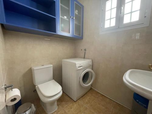 a bathroom with a toilet and a sink at Apartamento Alameda del Tajo III Centro Parquing in Ronda