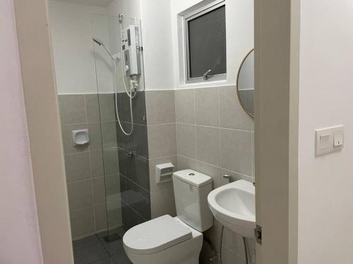 uma casa de banho com um chuveiro, um WC e um lavatório. em Gembira Alanis by H Family #KLIA #Wifi #Netflix em Sepang