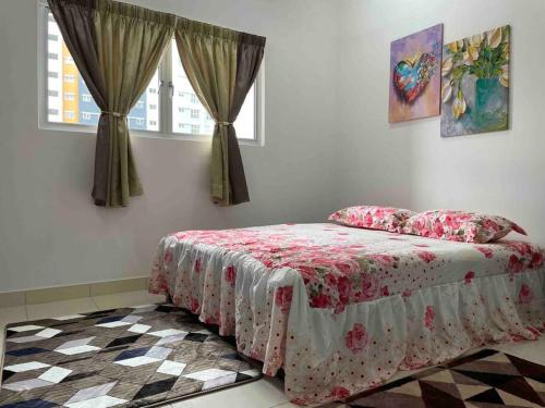 um quarto com uma cama e uma janela em Gembira Alanis by H Family #KLIA #Wifi #Netflix em Sepang
