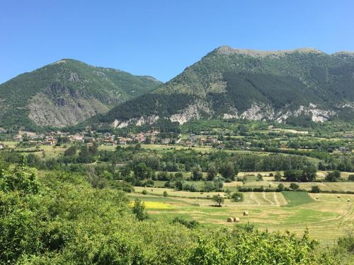 vistas a un valle con montañas en el fondo en Alloggio Bellavista, en Barete