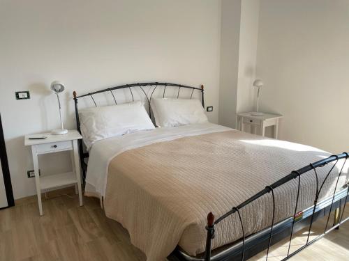 1 dormitorio con 1 cama grande con marco de metal en Alloggio Bellavista, en Barete