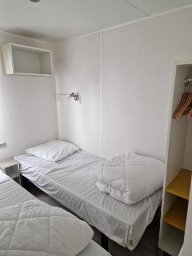 Ένα ή περισσότερα κρεβάτια σε δωμάτιο στο Mobil-home A Douarnenez
