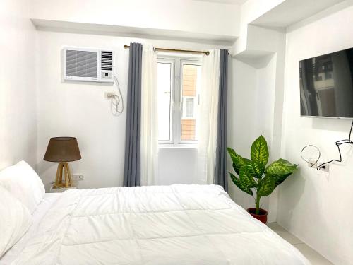 VERY COZY Queensized Bedroom Condo in Parañaque City Near NAIA Pasay Airport and Mall of Asia